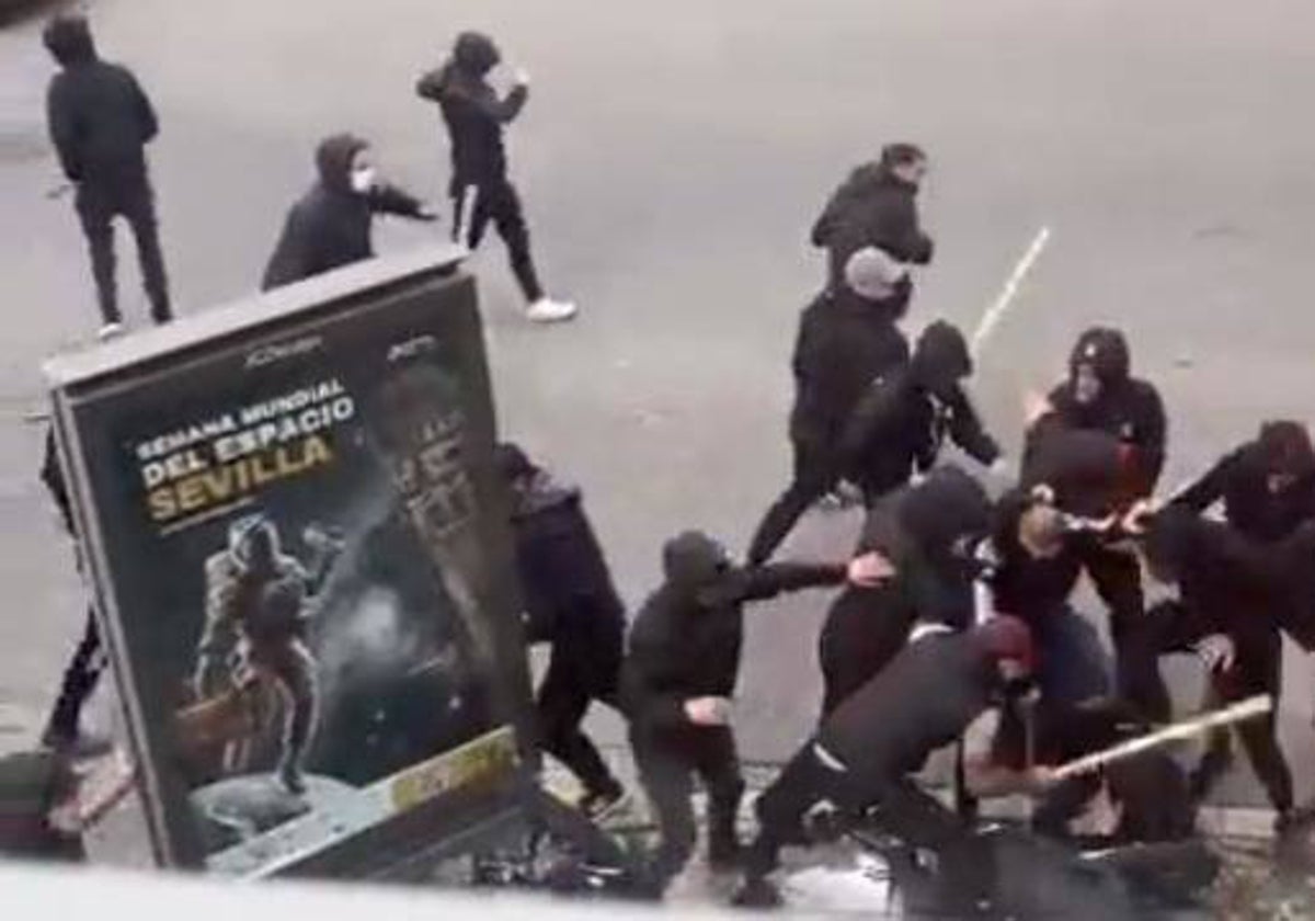 Imagen de la pelea entre ultras de Osasuna y el Betis en octubre en Sevilla