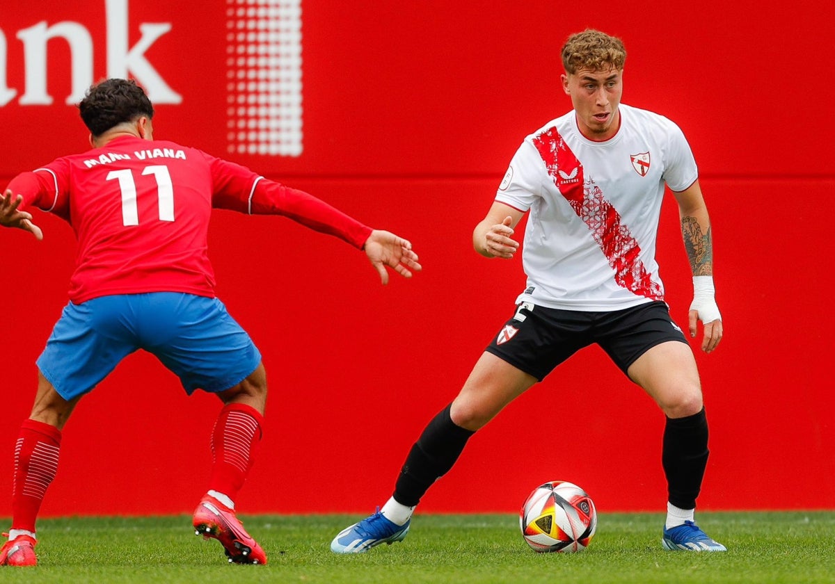 Darío Benavides encara a Viana en el Sevilla Atlético - Estepona