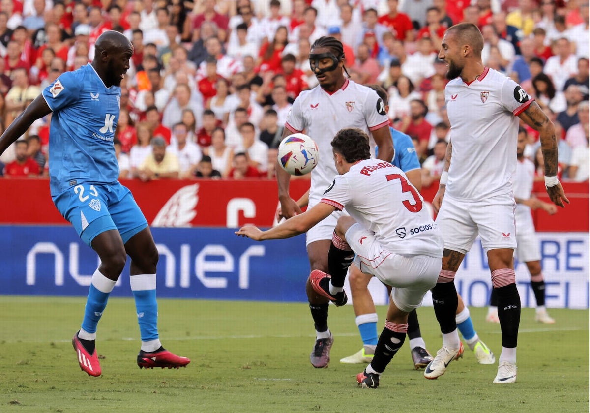 Un lance del juego del Sevilla - Almería de esta temporada en el Sánchez - Pizjuán
