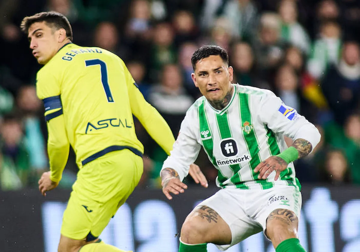 Chimy Ávila, en un lance del Betis - Villarreal