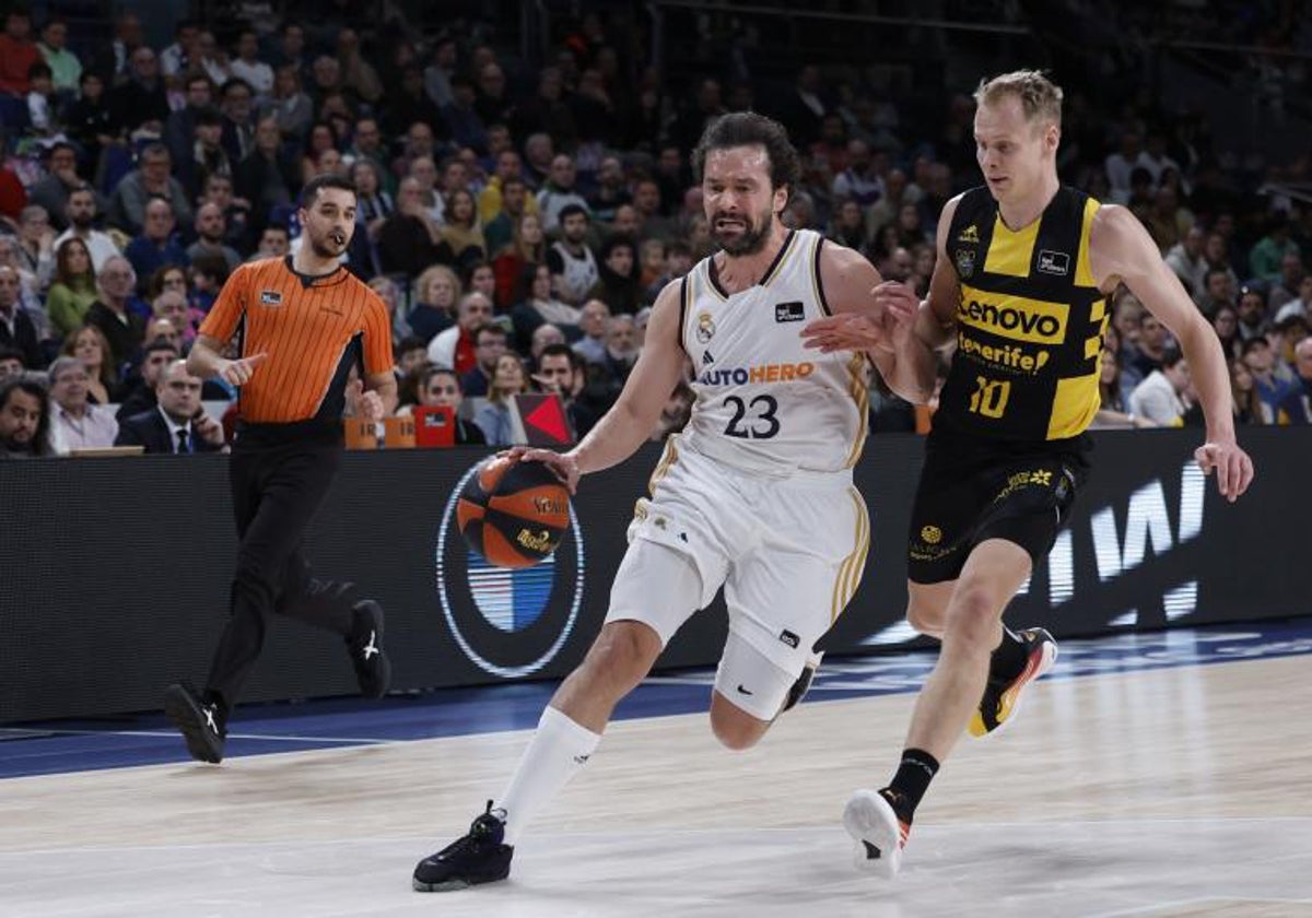 Sergio Llull y Sasu Sasin en un lance del partido