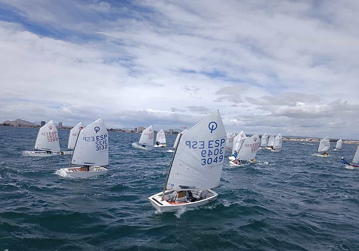 Mª Antonia Peñalver y Carlos Ruíz se hacen con el regional murciano de Optimist