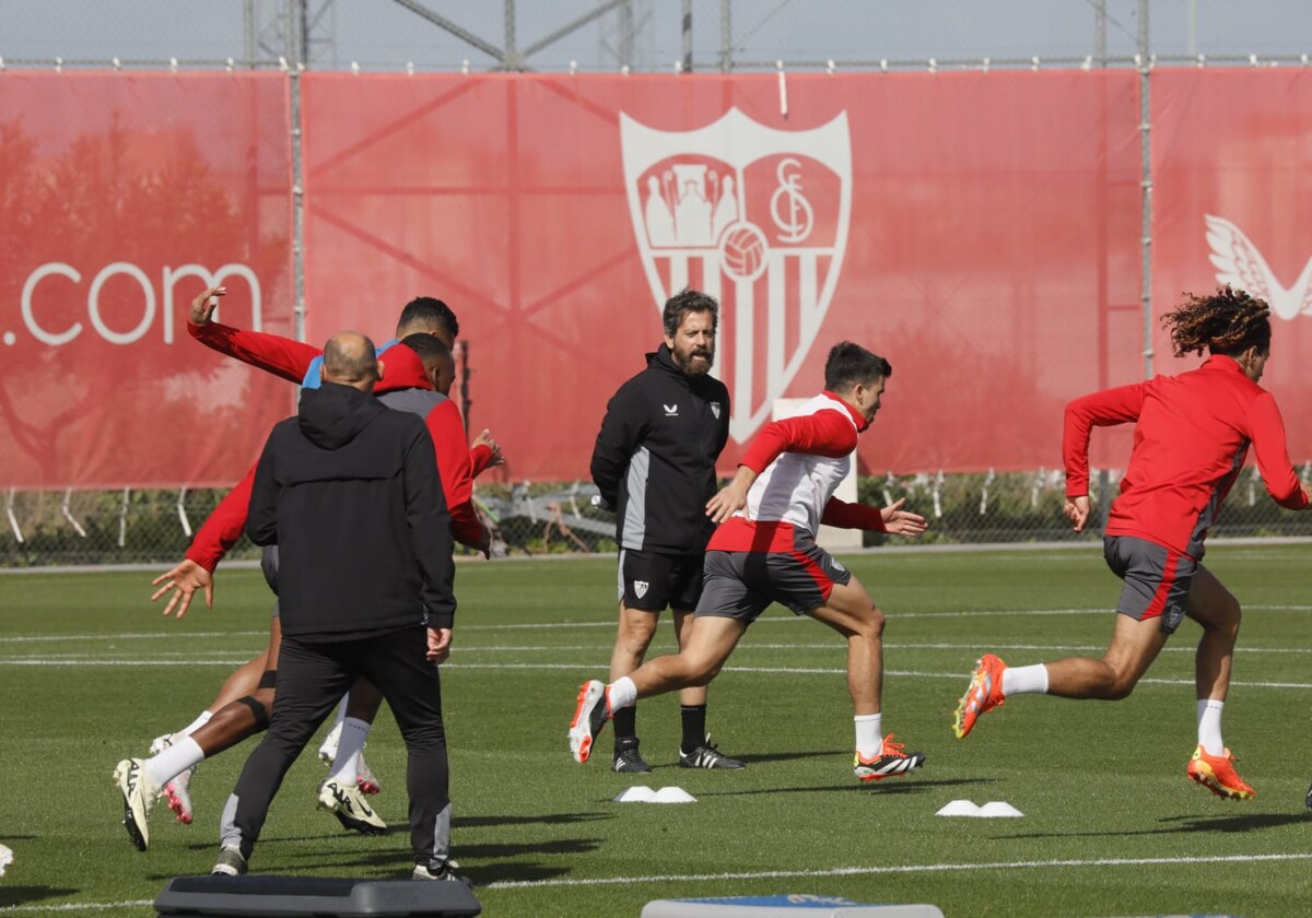 Quique Sánchez Flores dirige el entrenamiento de este domingo en la ciudad deportiva del Sevilla FC