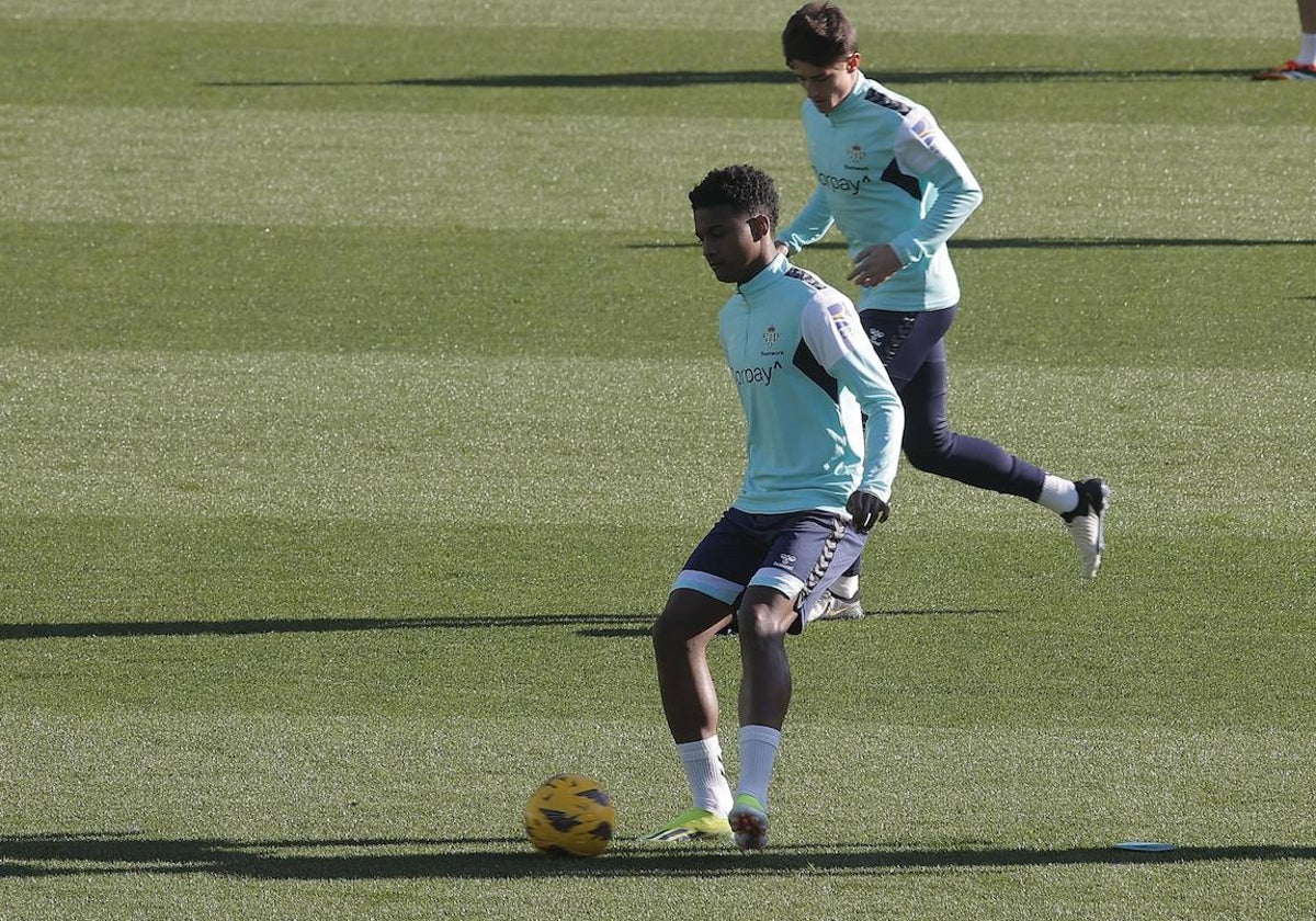 Abner da un pase durante un entrenamiento del Betis
