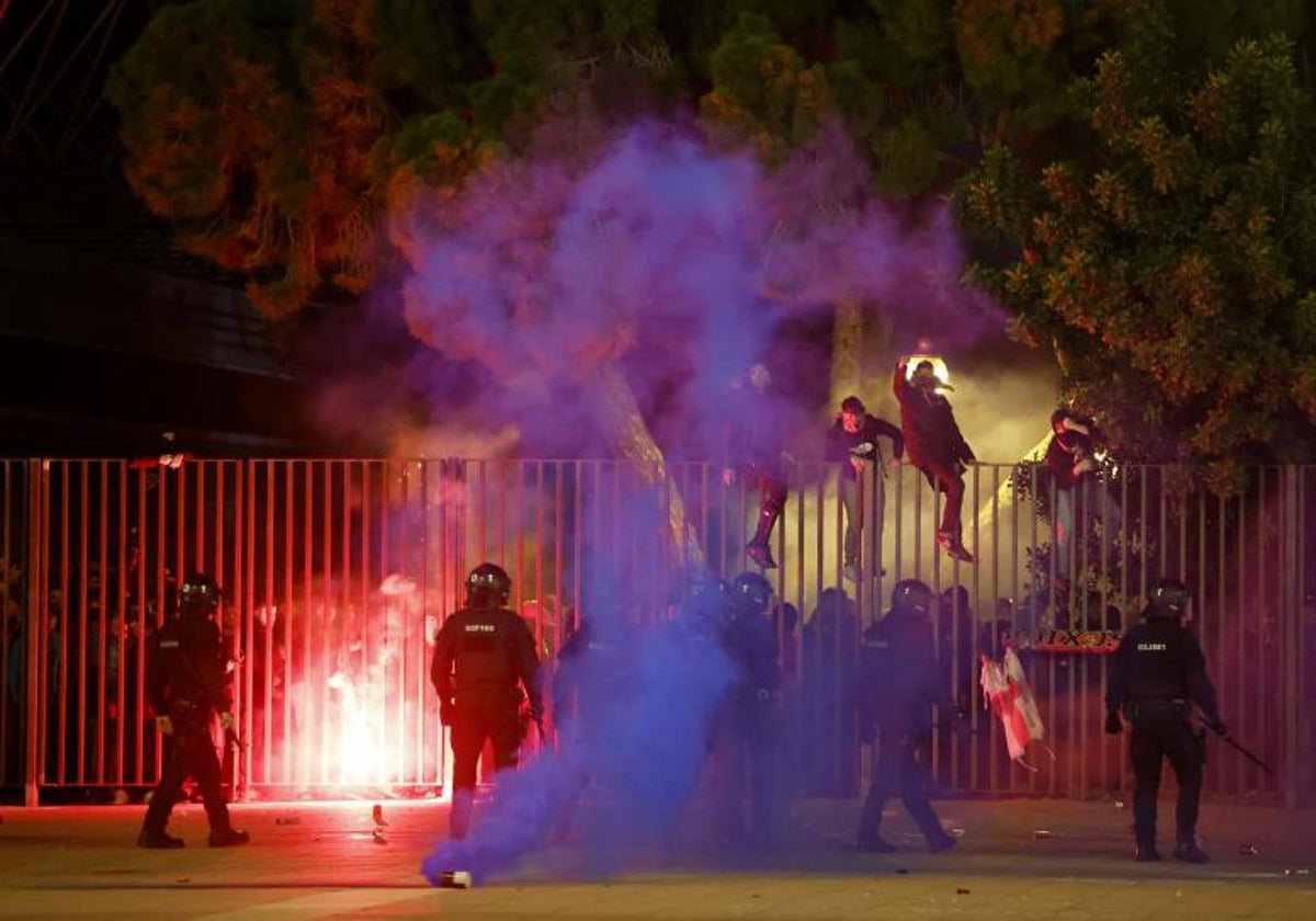 Enfrentamiento entre ultras de los Boixos Nois y Mossos d'Esquadra