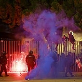 Los Boixos Nois se enfrentan a los Mossos y revientan la previa del Barcelona - Nápoles