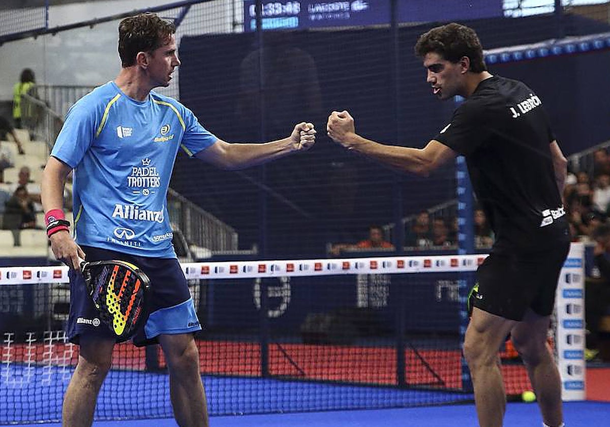 Paquito Navarro y Juan Lebrón celebran un punto en el World Pádel Tour de Vigo en 2019