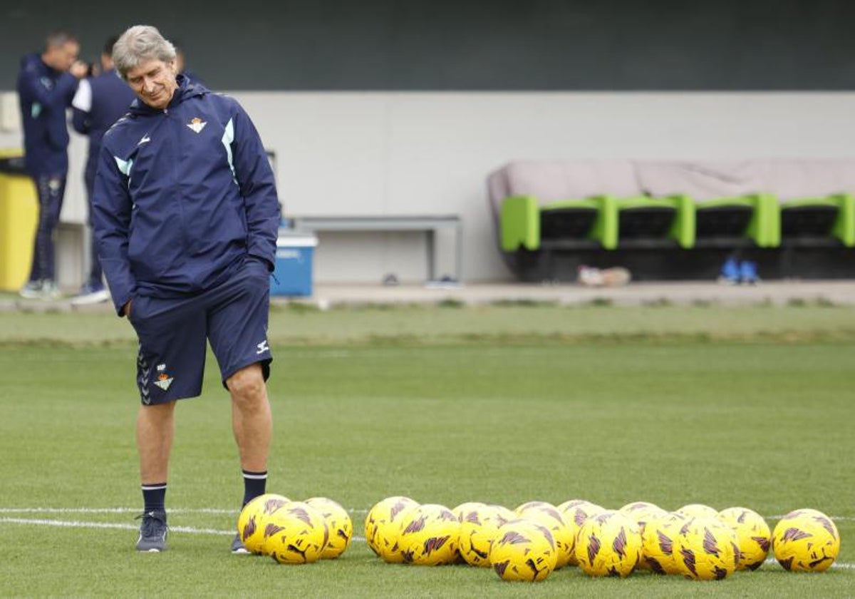 Pellegrini coloca un balón en un entrenamiento reciente del Betis