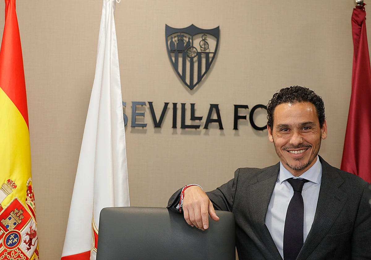 El presidente del Sevilla, José María del Nido Carrasco, en su despacho del Sánchez-Pizjuán