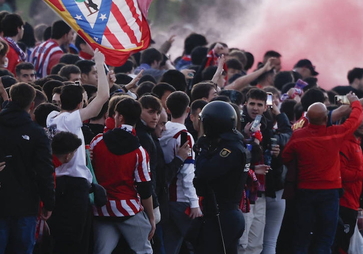 Aficionados rojiblancos en los aledaños del Metropolitano