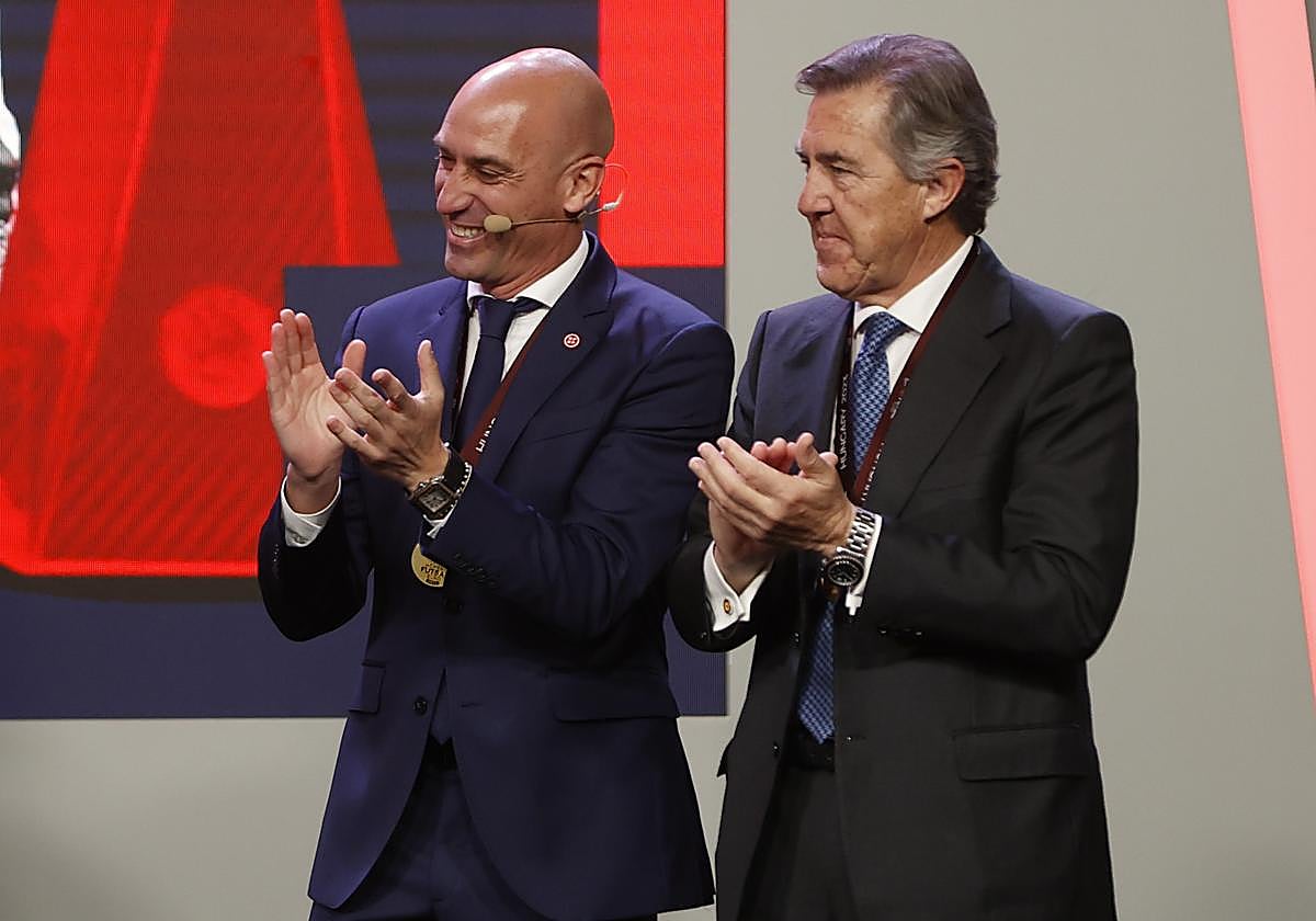 El presidente saliente de la Murciana, Monje Carrillo, con Luis Rubiales