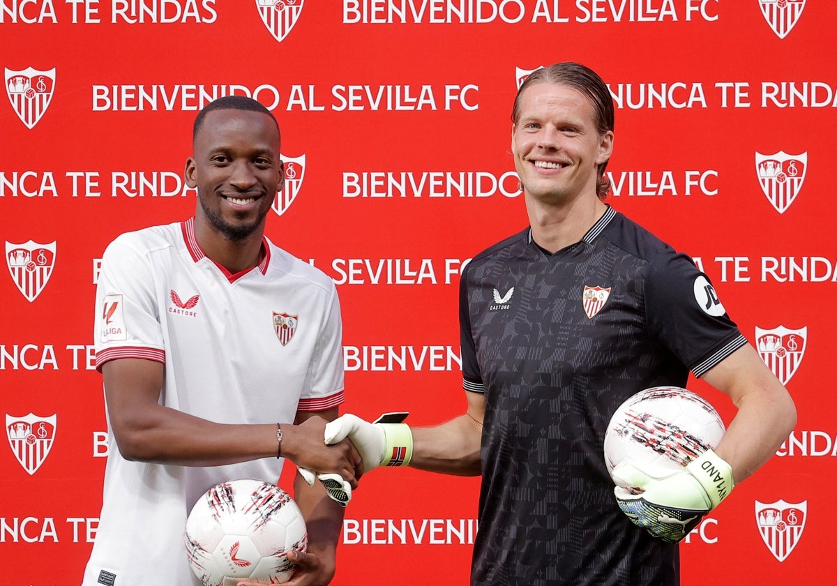 Dodi Lukebakio y Orjan Nyland en sus presentaciones como jugadores del Sevilla