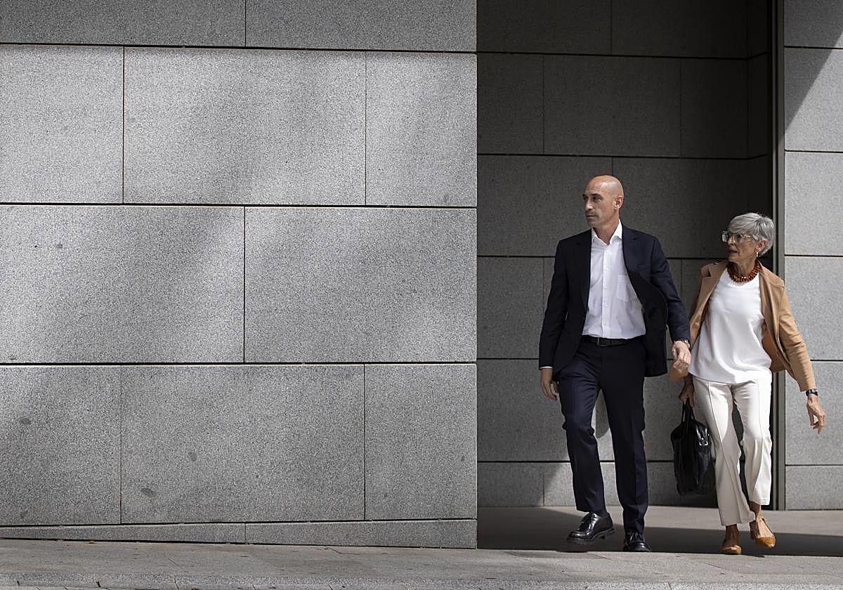 El expresidente de la RFEF Luis Rubiales a su salida de la Audiencia Nacional en una imagen de archivo