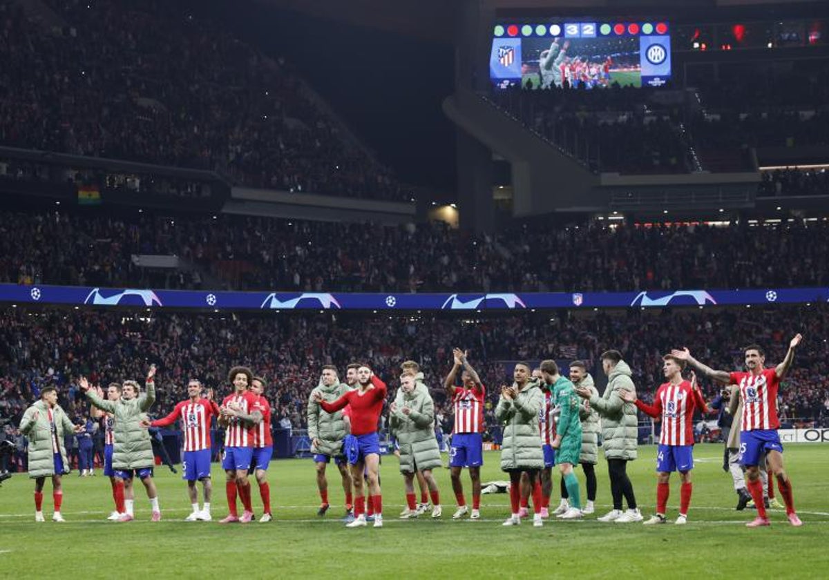Los jugadores del Atlético de Madrid celebran junto a su grada la clasificación a cuartos de Champions League