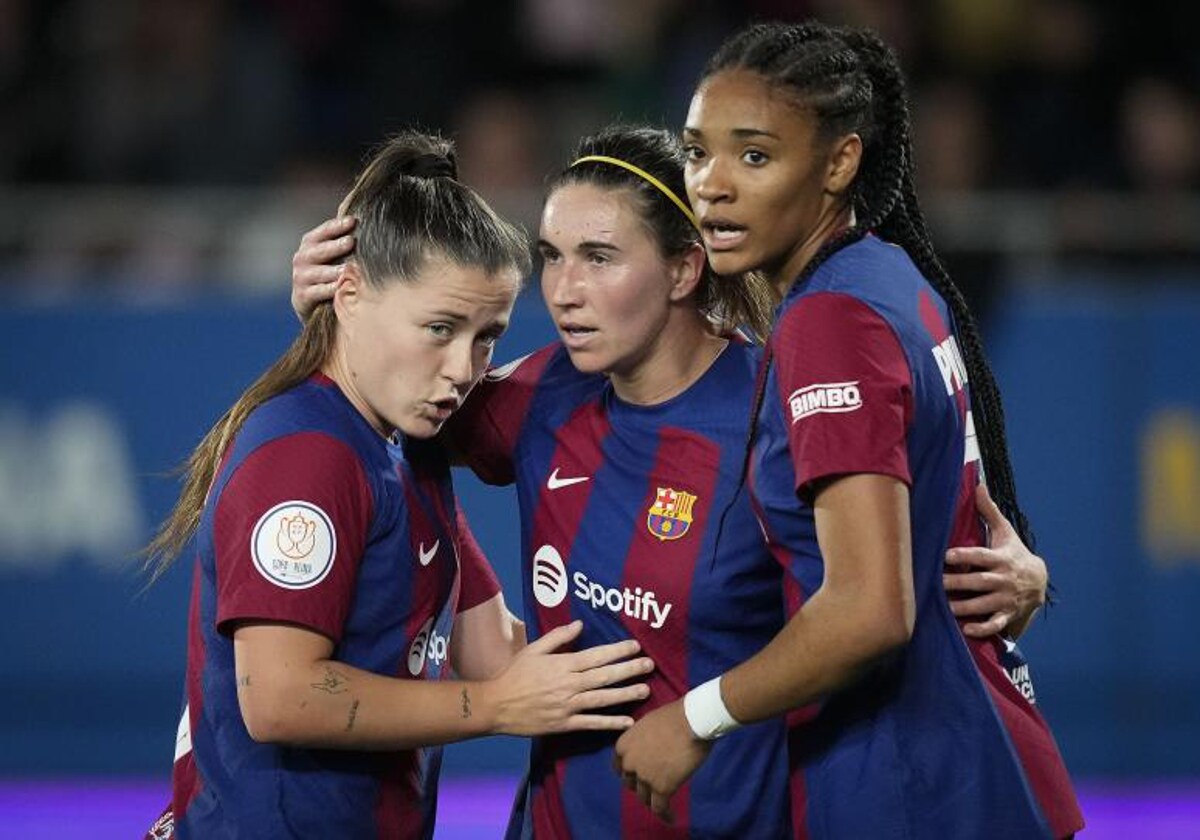 Mariona Caldentey celebra su gol junto a Claudia Pina y Salma Paralluelo