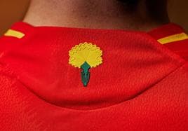 Qué significa el clavel de la nueva camiseta de la selección española de fútbol para la Eurocopa