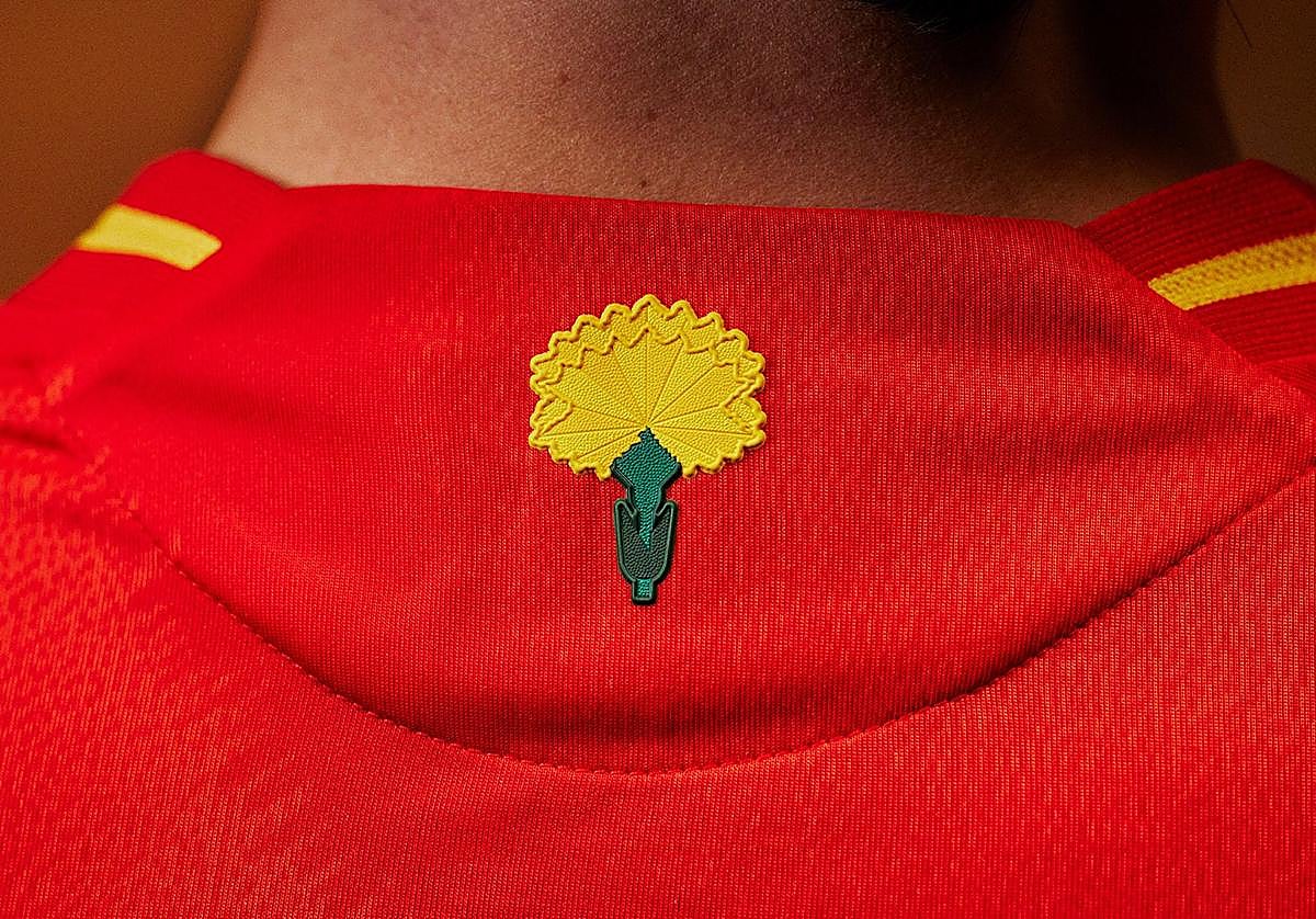 Clavel en la camiseta de la selección española para la Eurocopa