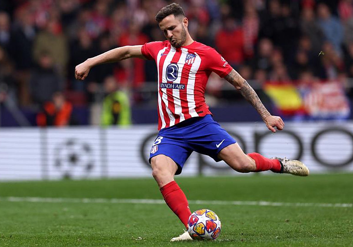 Saúl Ñíguez lanza su penalti, errado durante la tanda del Atlético-Inter