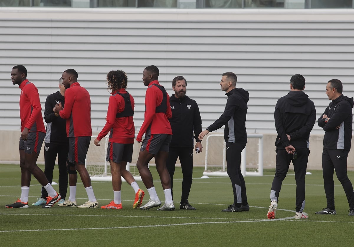 Quique y su cuerpo técnico saludan a varios de sus jugadores en la ciudad deportiva
