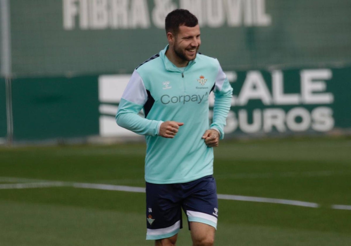 Aitor hace carrera continua durante el entrenamiento del Betis en la ciudad deportiva Luis del Sol
