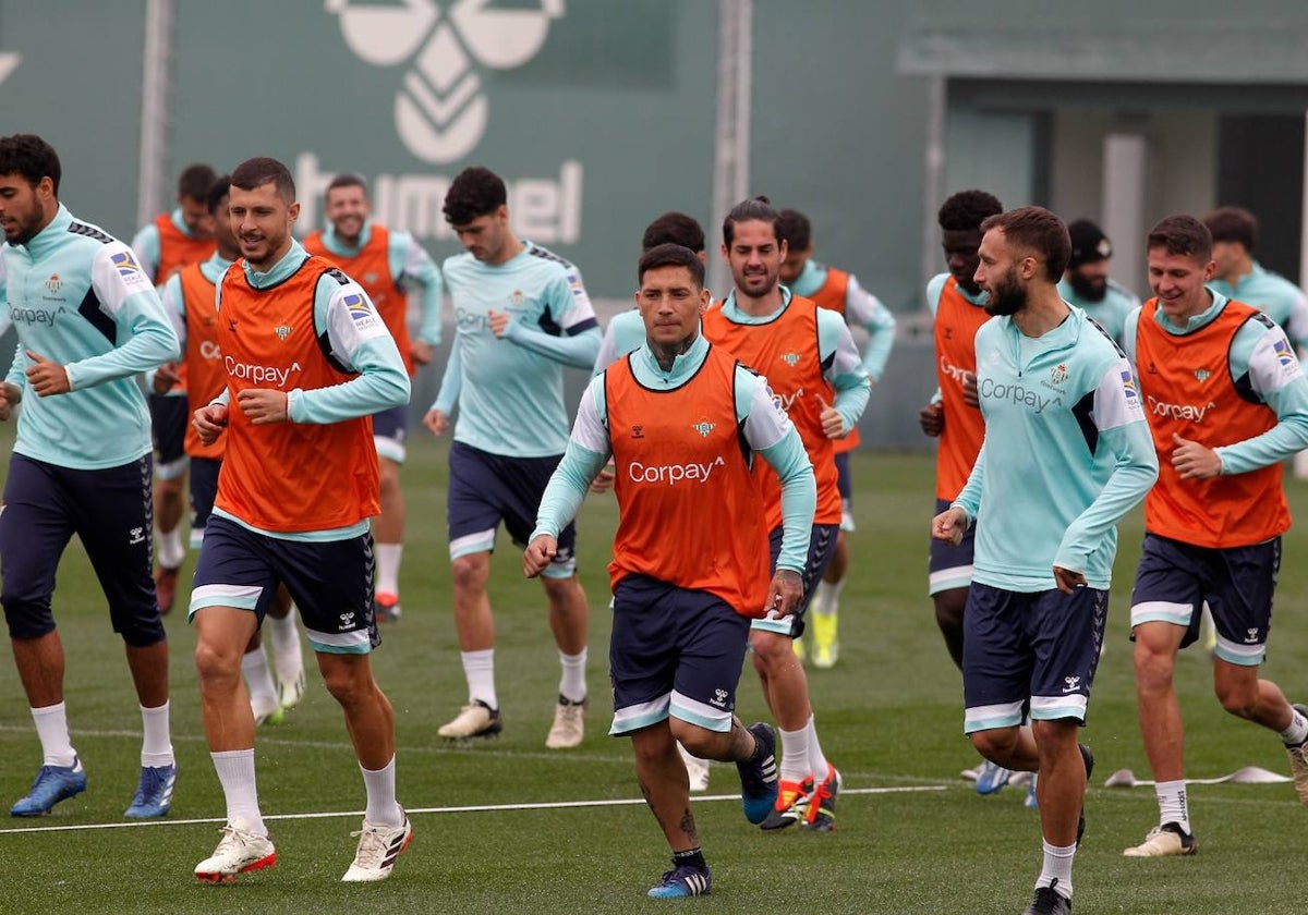 Chimy Ávila se ejercita con sus compañeros del Betis entre su compatriotas Guido Rodríguez y Pezzella