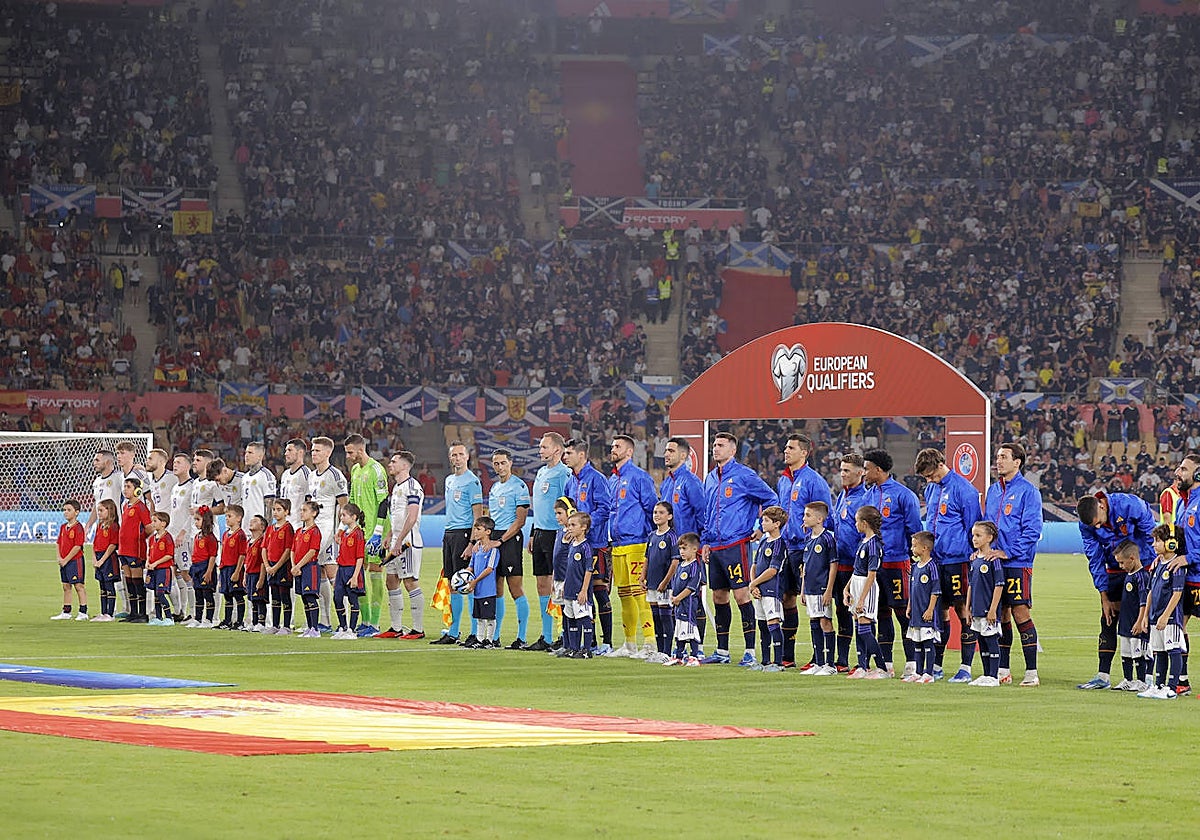 Los jugadores de España y Escocia, antes del partido internacional entre ambas selecciones en el estadio de la Cartuja en el pasado mes de octubre