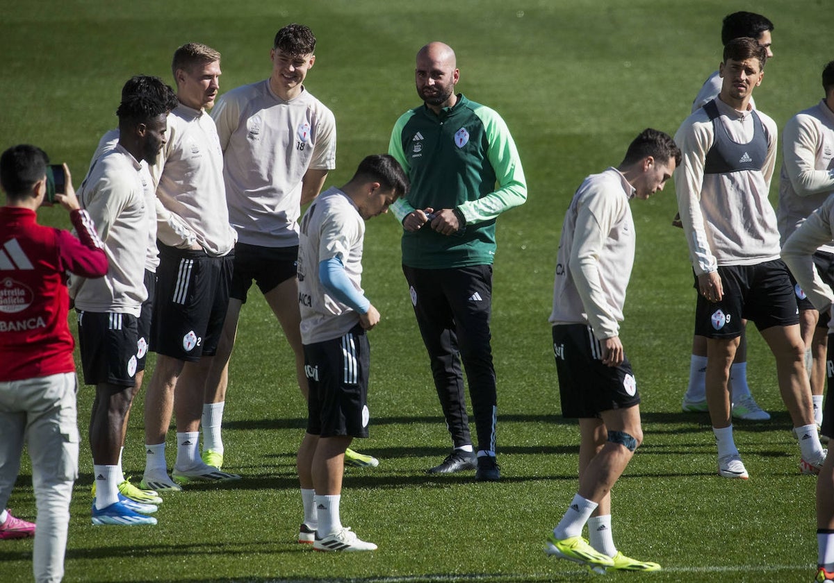 Claudio Giráldez y varios futbolistas del Celta, en el inicio de un entrenamiento