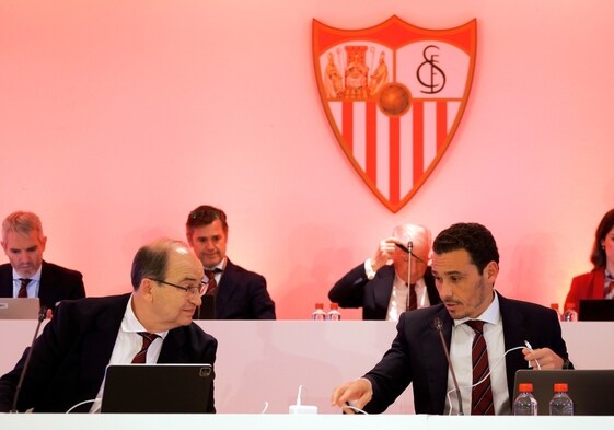 José Castro, José María Del Nido Carrasco y Alberto Pérez Solano, en la junta extraordinaria de accionistas
