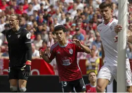 Los futbolistas del Sevilla defienden un saque de esquina en el transcurso del partido ante el Celta