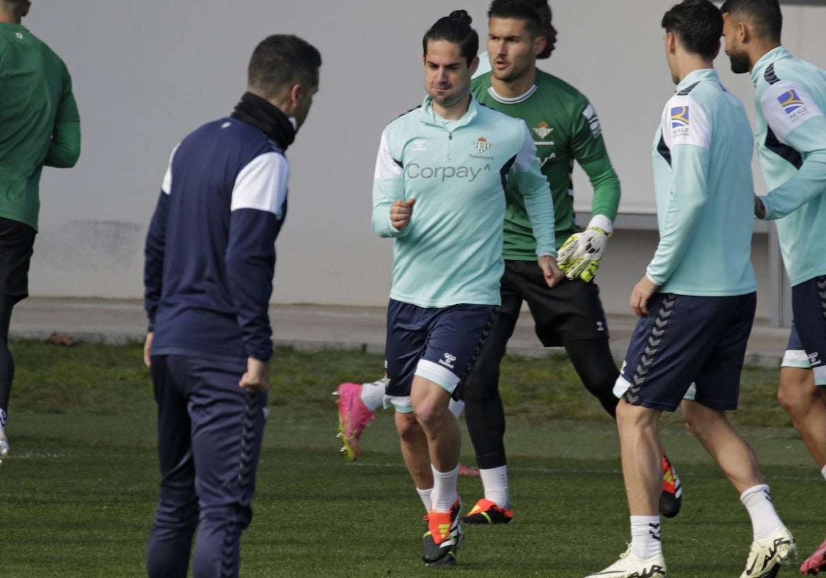 Isco se ejercita con sus compañeros en la ciudad deportiva Luis del Sol