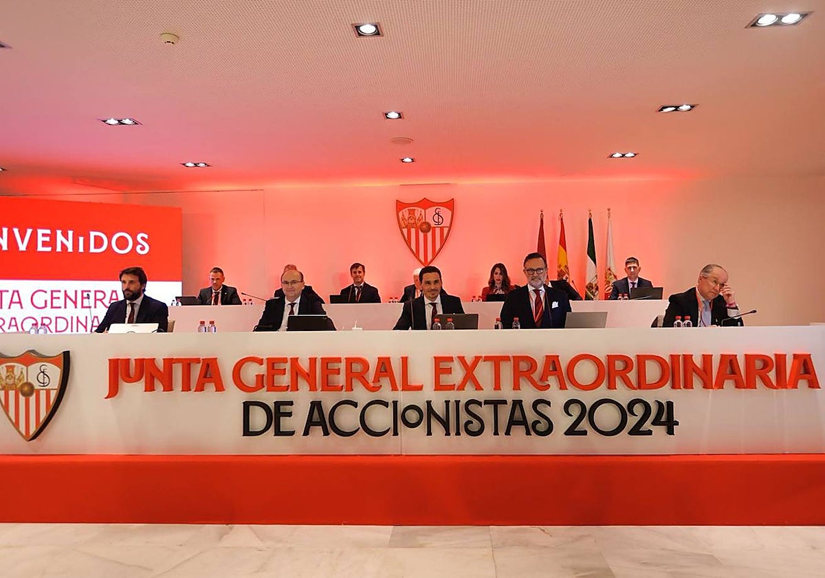 Consejo de administración del Sevilla FC durante la junta extraordinaria de accionistas de este lunes 18 de marzo