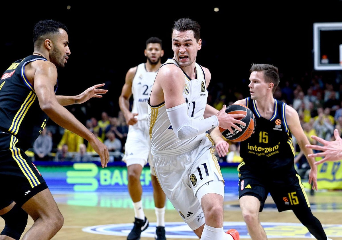 Hezonja entra a canasta ante la defensa de Thiemann