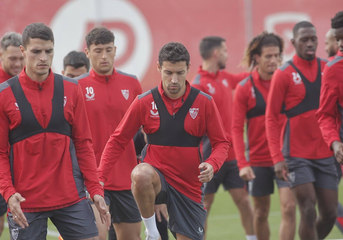 Varios futbolistas del Sevilla, en el transcurso de un entrenamiento