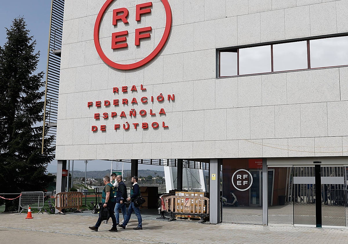 Miembros de la UCO, a su salida de la sede de la RFEF en las Rozas