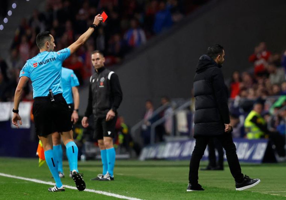 Sánchez Martínez expulsa a Xavi en el partido frente al Atlético de Madrid