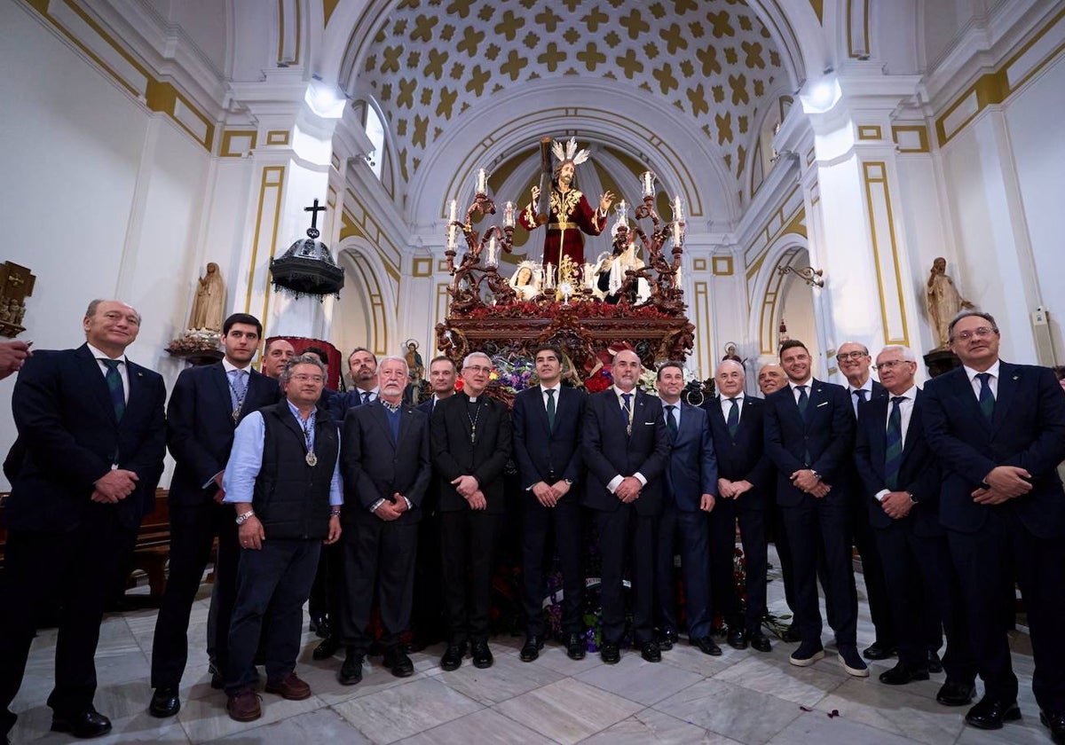 Gran parte del consejo de administración del Betis, Joaquín Sánchez y Raafel Gordillo, en la ofrenda a la Hermandad de La Misión