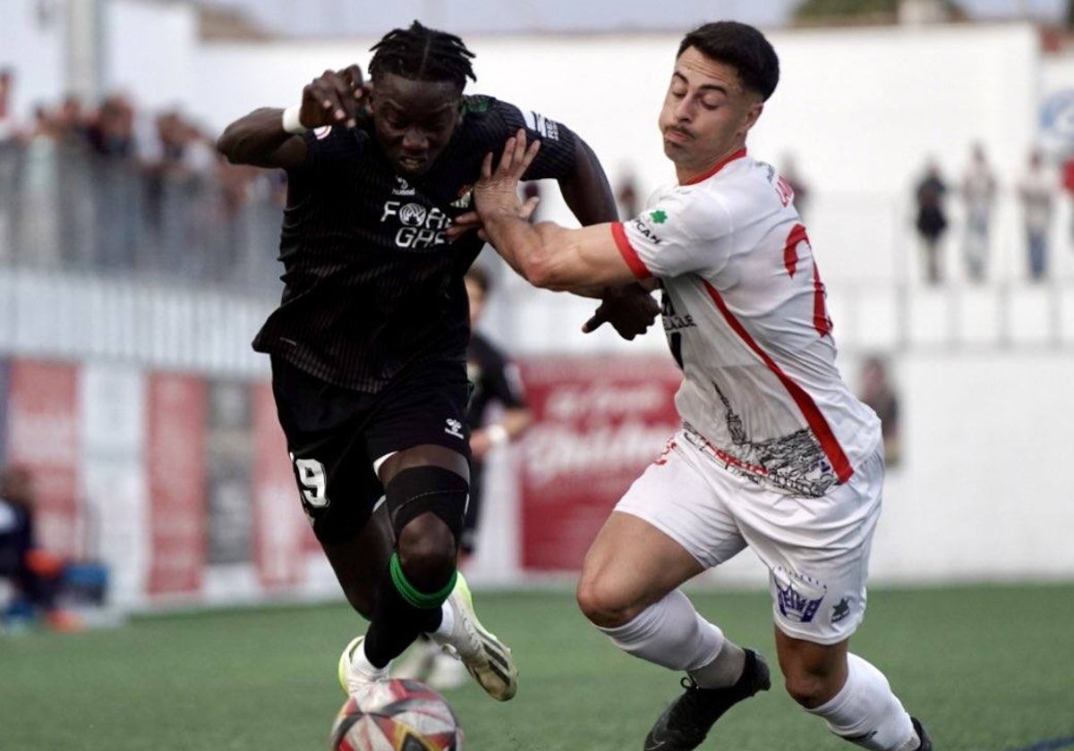 El bético Souleymane pugna con un futbolista del Antoniano durante el partido