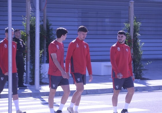 Juanlu, Kike Salas e Isaac Romero saltan al césped en la ciudad deportiva del Sevilla