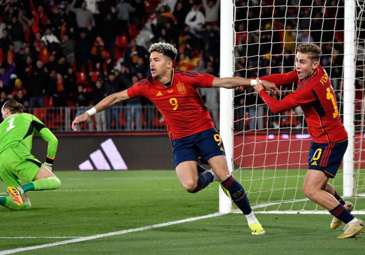 Mateo Joseph celebra junto a Fermín López su gol en el España-Bélgica