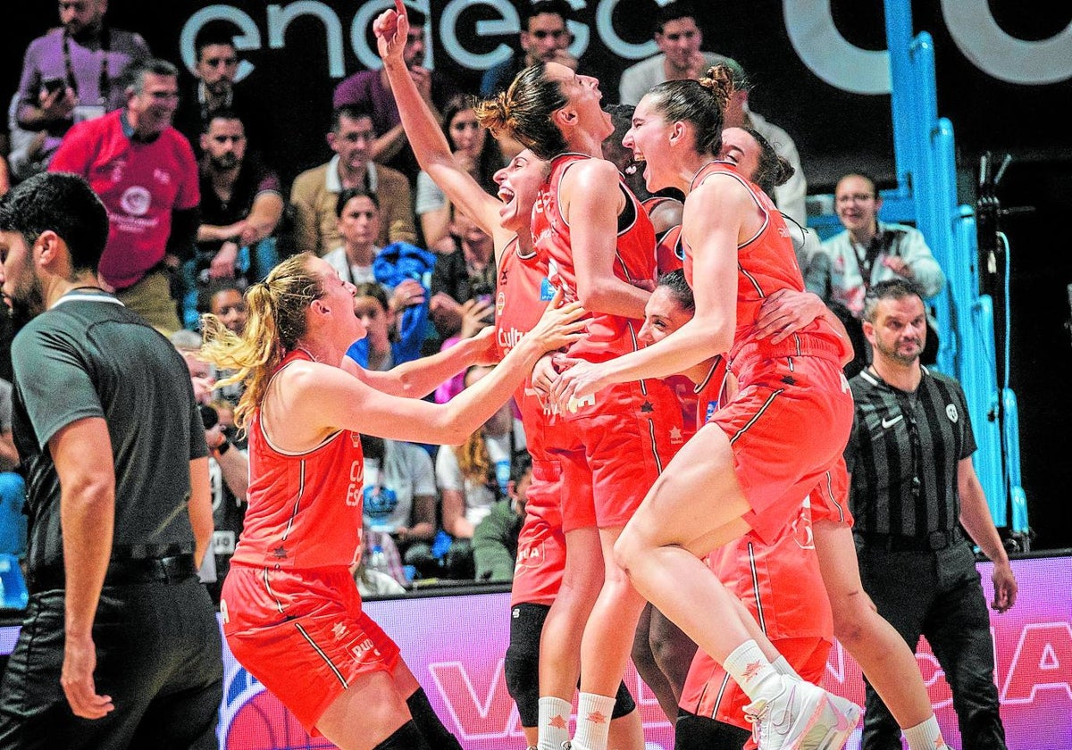 Las jugadoras del Valencia celebran la Copa de la reina, su sexto título desde 2021