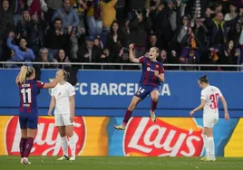 Alexia Putellas y Aitana Bonmatí celebran el primer gol del Barcelona ante el Brann