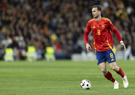 Fabián controla un balón durante el amistoso España - Brasil del Santiago Bernabéu