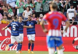 Guido Rodríguez se acerca a felicitar a Borja Iglesias, ante Canales, por el gol del triunfo en el Girona - Betis en 2023