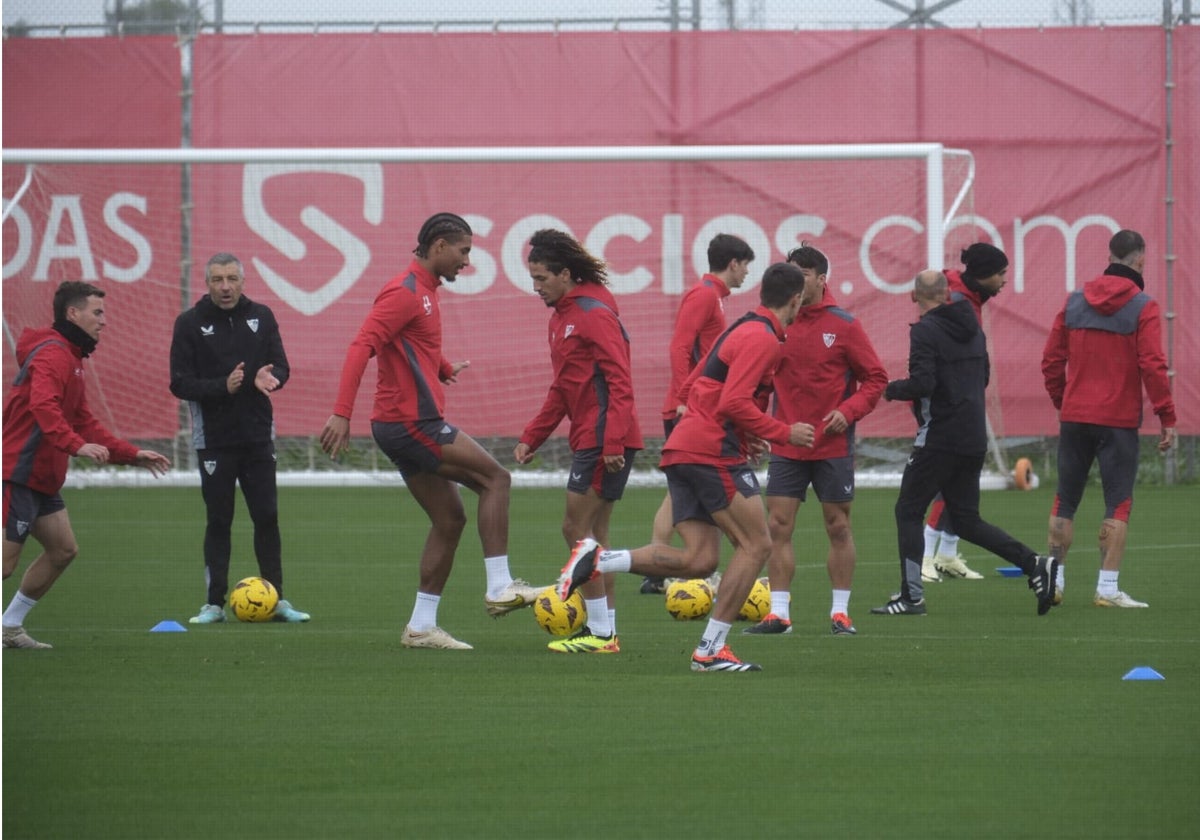 La plantilla al completo trabajando en la ciudad deportiva del Sevilla este viernes