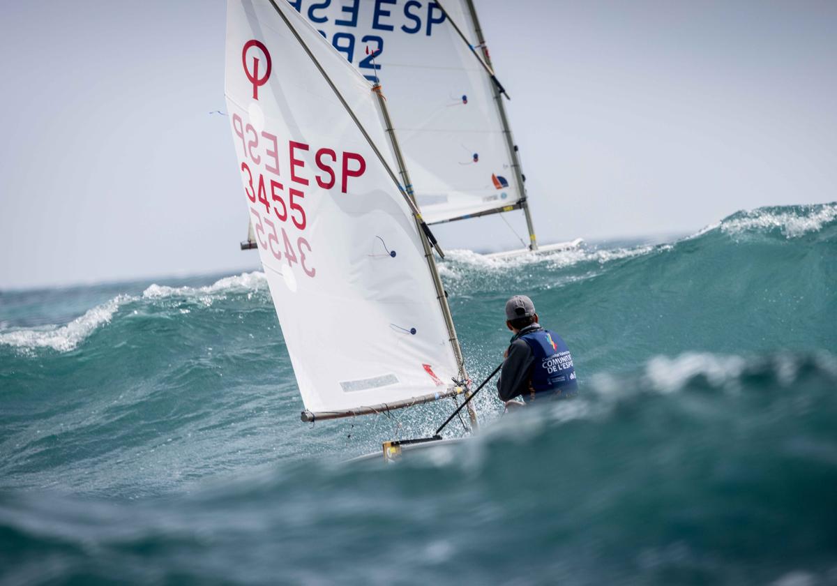 Mattos y Del Castillo empatan en cabeza del Campeonato de España de Optimist en un día de temporal