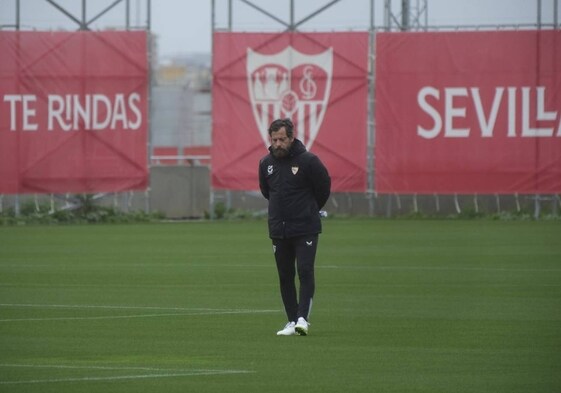 Quique Sánchez Flores, durante el entrenamiento en la ciudad deportiva del Sevilla