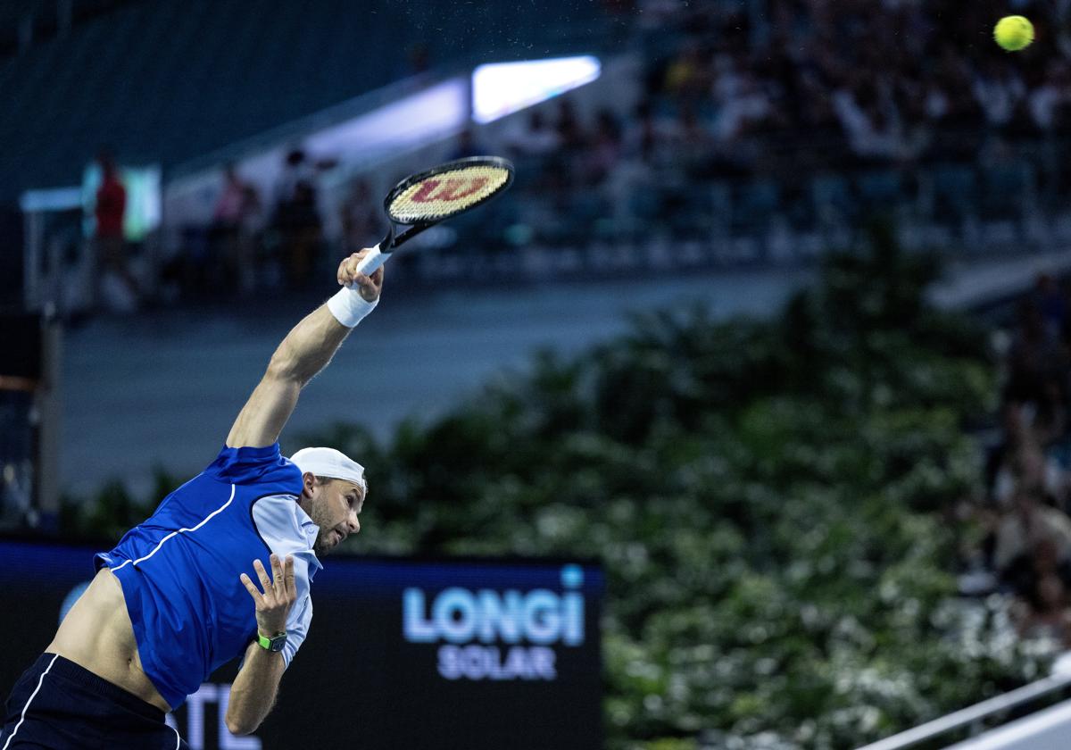 Grigor Dimitrov golpea frente a su rival en semifinales del Abierto de Miami, Alexander Zverev