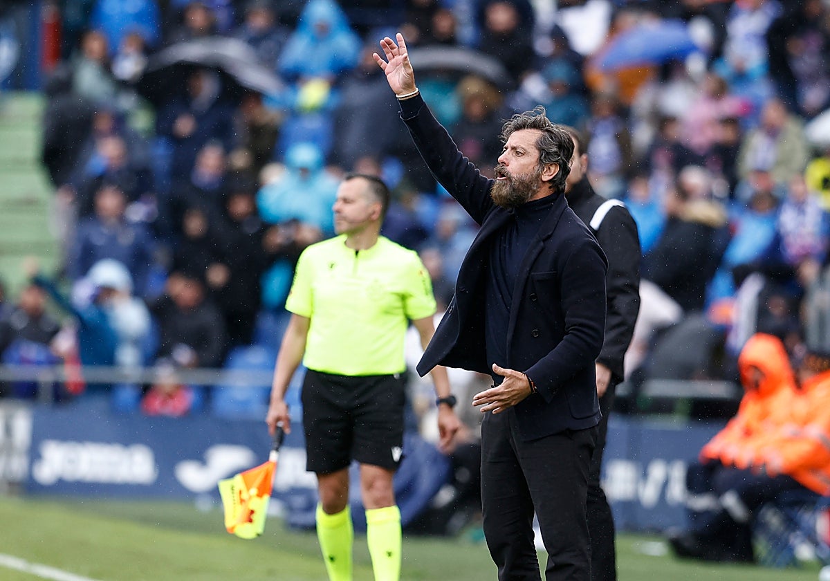 Quique Sánchez Flores, dando instrucciones en El Coliseum
