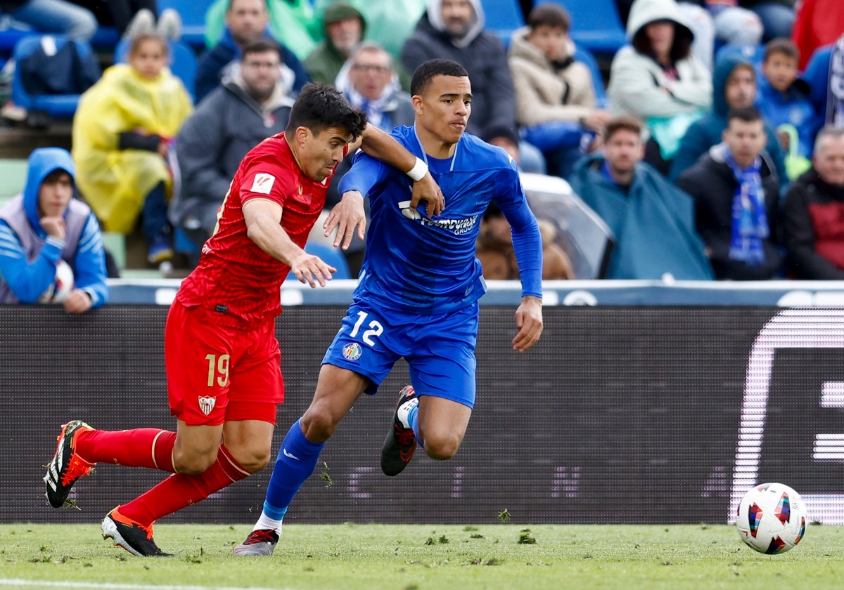 Marcos Acuña pelea por un balón con Mason Greenwood