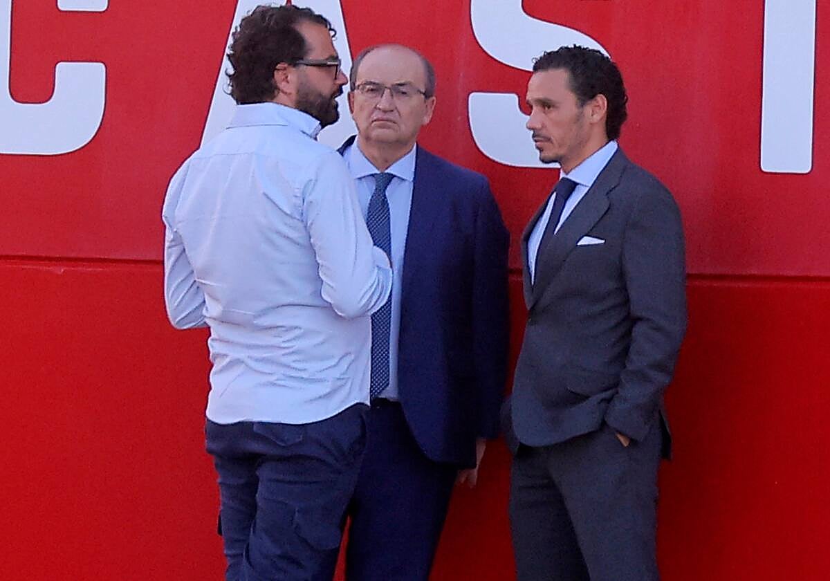 Víctor Orta dialoga con José Castro y José María del Nido Carrasco en la ciudad deportiva